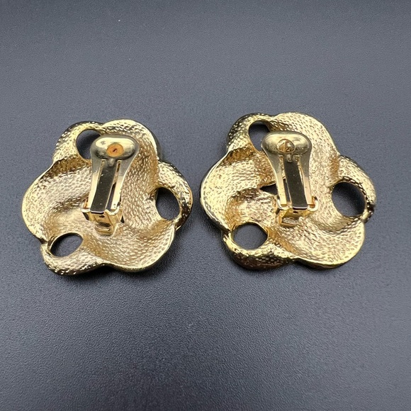 Vintage gold tone swirl clip on earrings - Picture 3 of 5